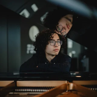 𝐈𝐧𝐭𝐫𝐨𝐝𝐮𝐜𝐢𝐧𝐠 𝐨𝐮𝐫 𝟐𝟎𝟐𝟔 𝐂𝐨𝐦𝐩𝐨𝐬𝐞𝐫 𝐢𝐧 𝐑𝐞𝐬𝐢𝐝𝐞𝐧𝐜𝐞: 𝐀𝐥𝐞𝐱𝐚𝐧𝐝𝐞𝐫 𝐇𝐚𝐠𝐚  We’re excited to welcome emerging composer Alexander Haga to Penrith Con!  His cross‑cultural voice blends Romantic warmth, contemporary colours, and influences from his Japanese and Portuguese heritage.  This year he’ll create a piano quintet, "The Age of Discovery", in collaboration with the Richard Bonynge Ensemble, culminating in a world premiere this November.  👉 More info in bio  #PenrithCon #ComposerResidency #AlexanderHaga #NewMusic #WesternSydneyArts #Emerging #Composer